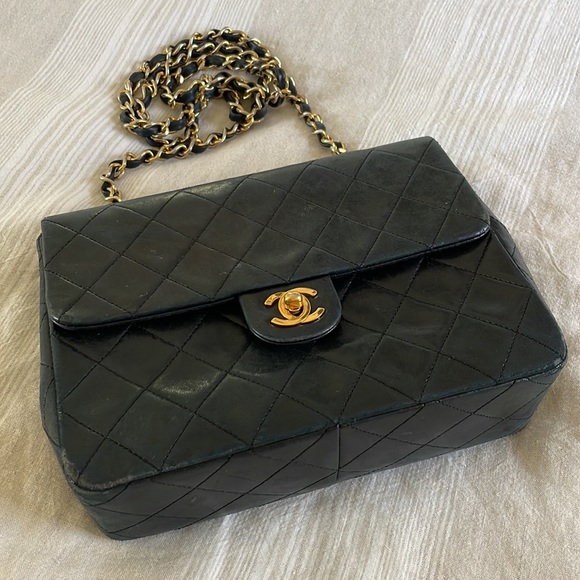 Chanel vintage black small single flap crossbody bag with gold hardware - Picture 2 of 13